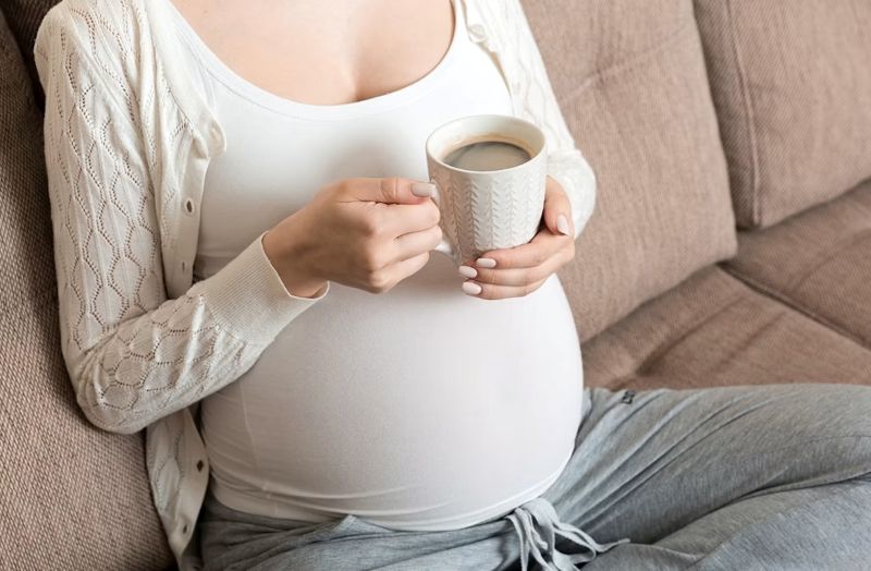 Phụ nữ mang thai có được uống trà, cà phê?